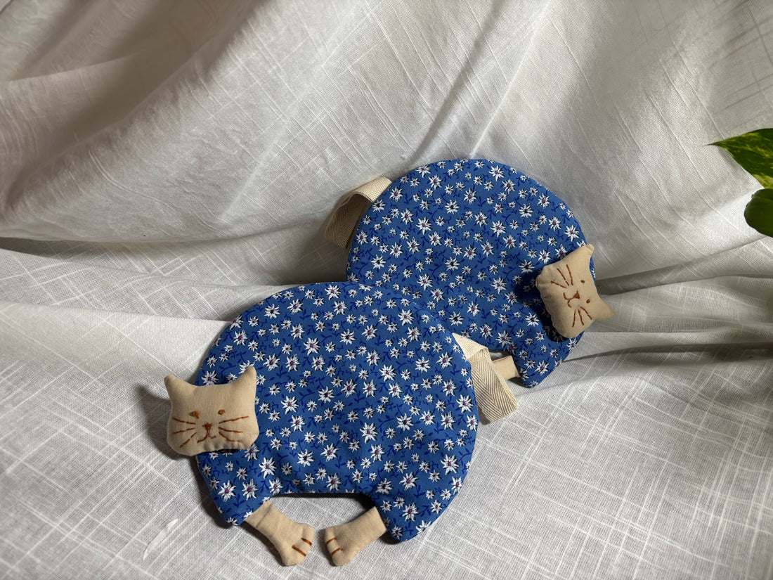 Cat potholders in blue fabric with white edelweiss flowers
