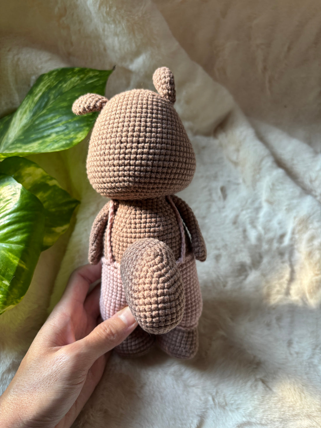 Crochet squirrel back view showing its fluffy tail