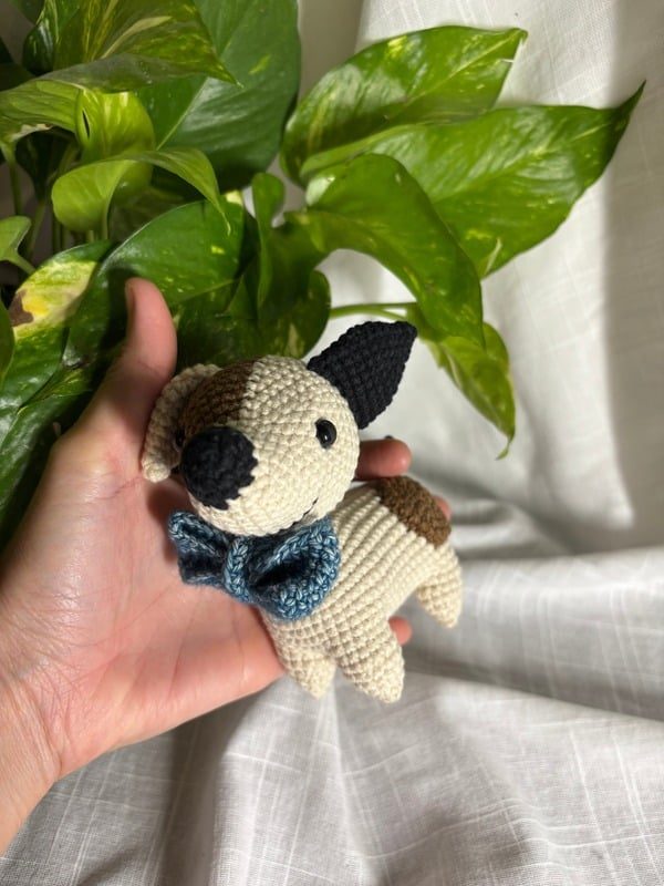 Crocheted puppy with a denim-blue bow — Full view