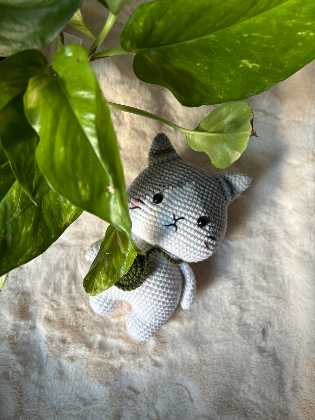 Crochet grey cat with green bag, side view