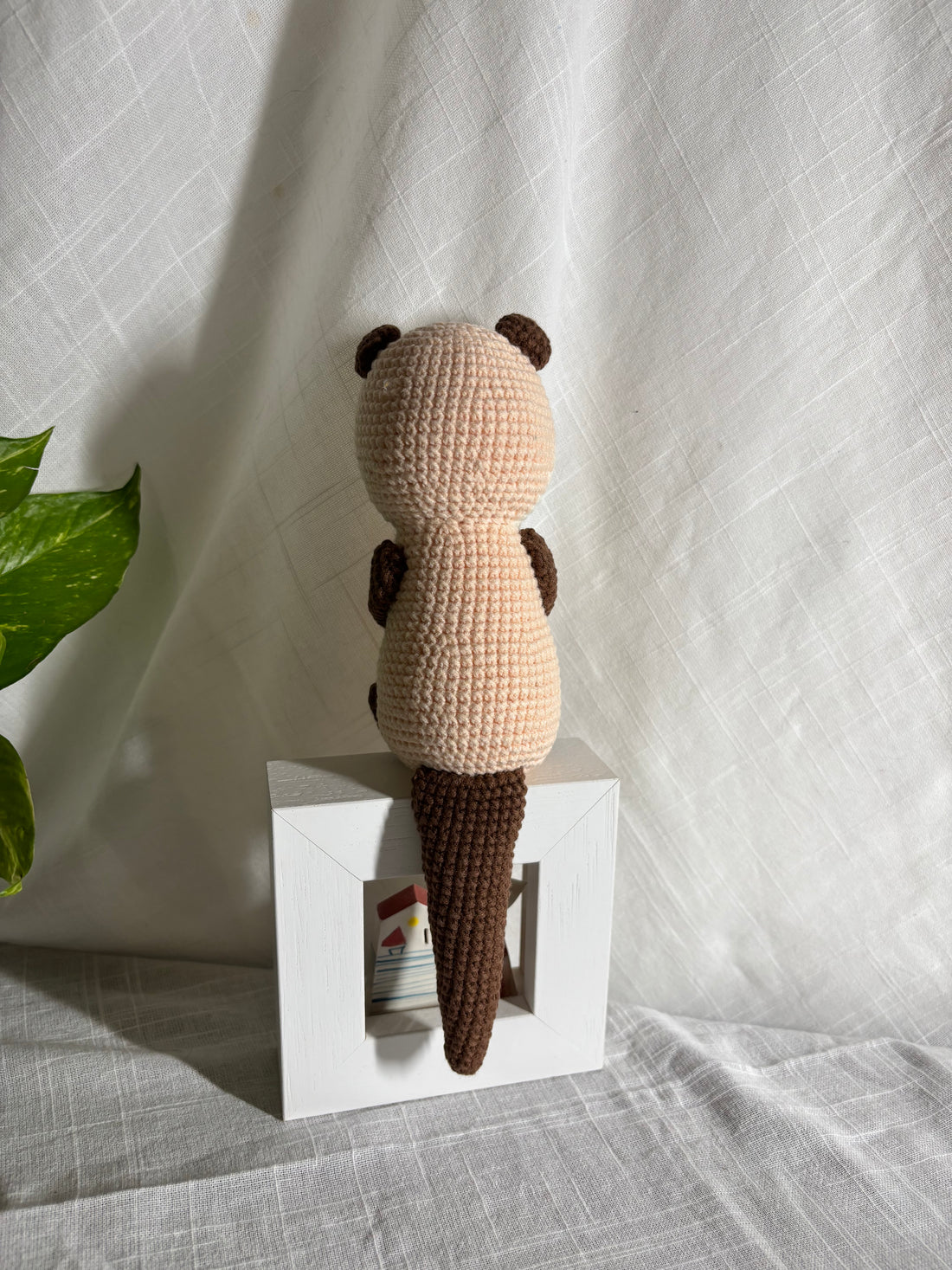 Lontra amigurumi con pesce — Photo 3