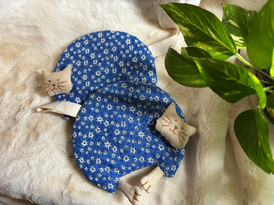 Two cat-shaped potholders in blue edelweiss Dolomites fabric