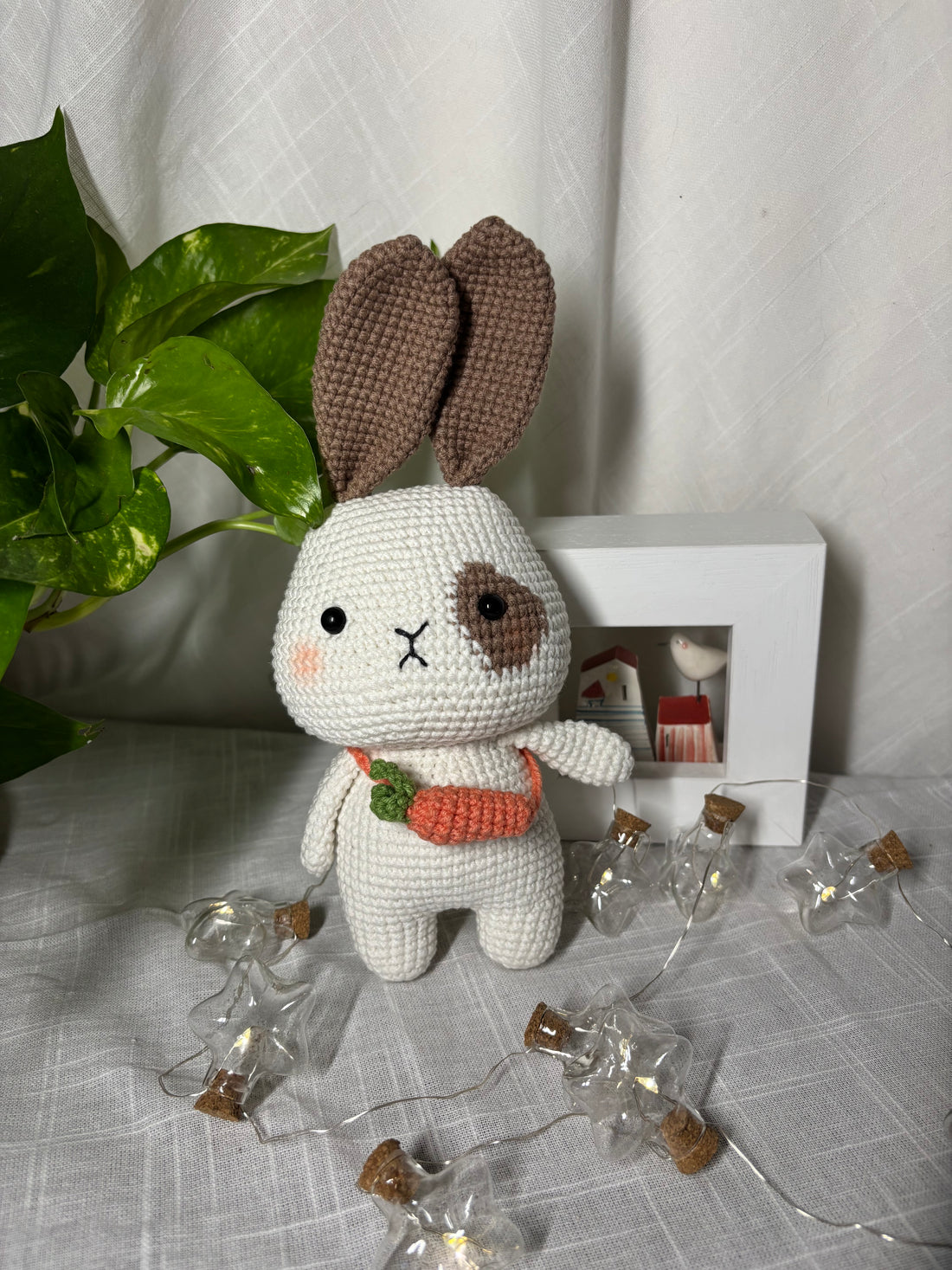 Coniglietto amigurumi con carota — Photo 3