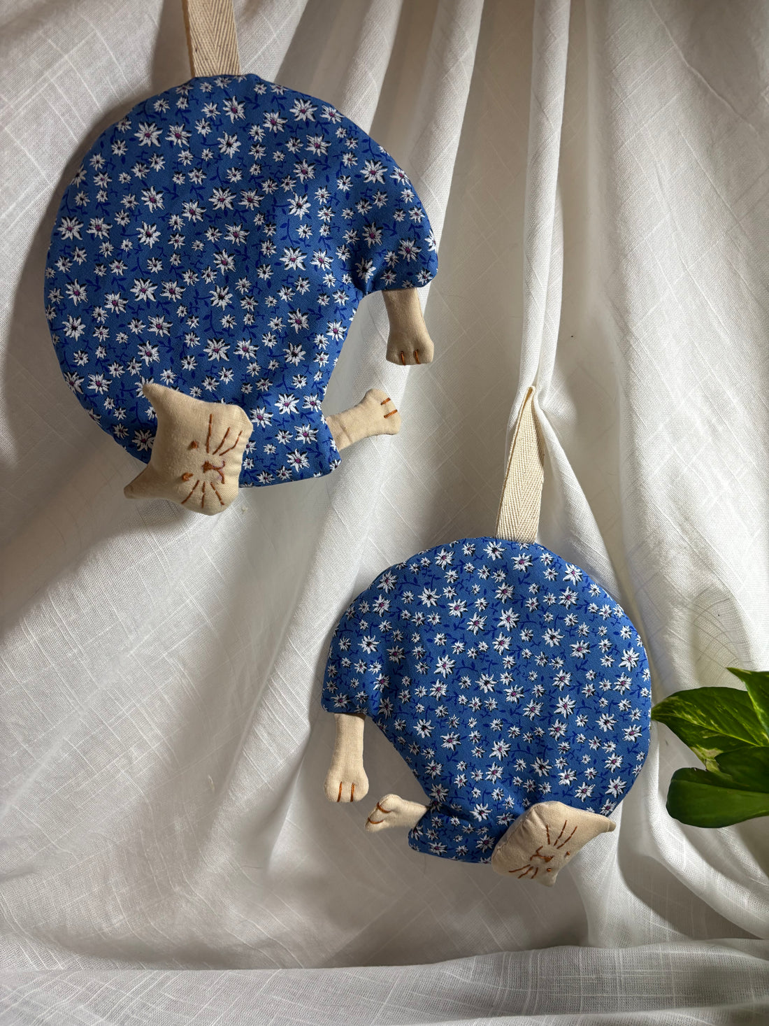 Handmade cat potholders in blue Dolomites fabric, made in Lucca