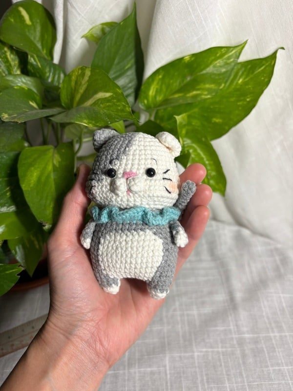 Crocheted grey and white kitten waving — Full view